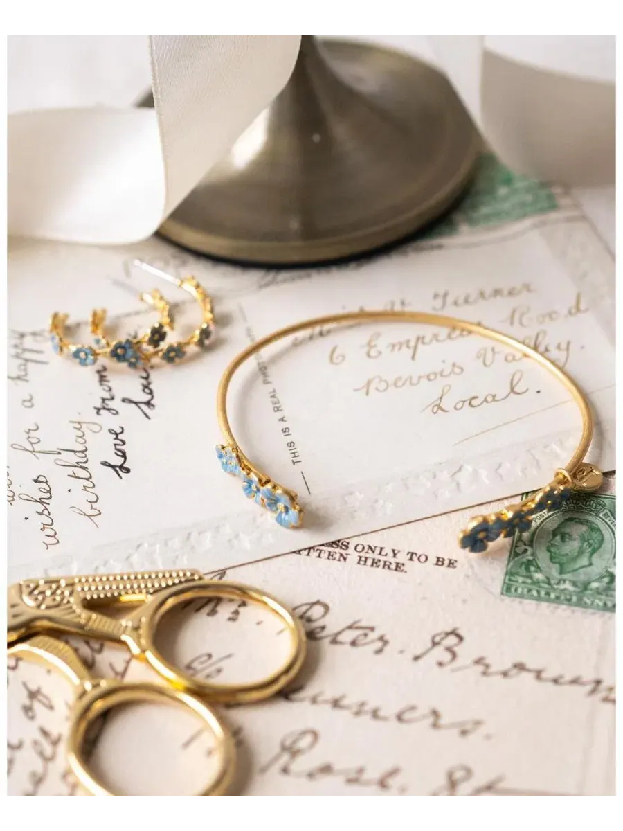 Браслет Forget-Me-Not Bangle Fable England — изображение 2 из 8, оттенок синий золотистый