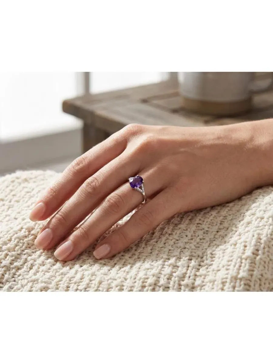 Кольцо с фиолетовым аметистом, цирконием и серебром 925 пробы, модель Classic Oval Gemstone Halo — изображение 3 из 3