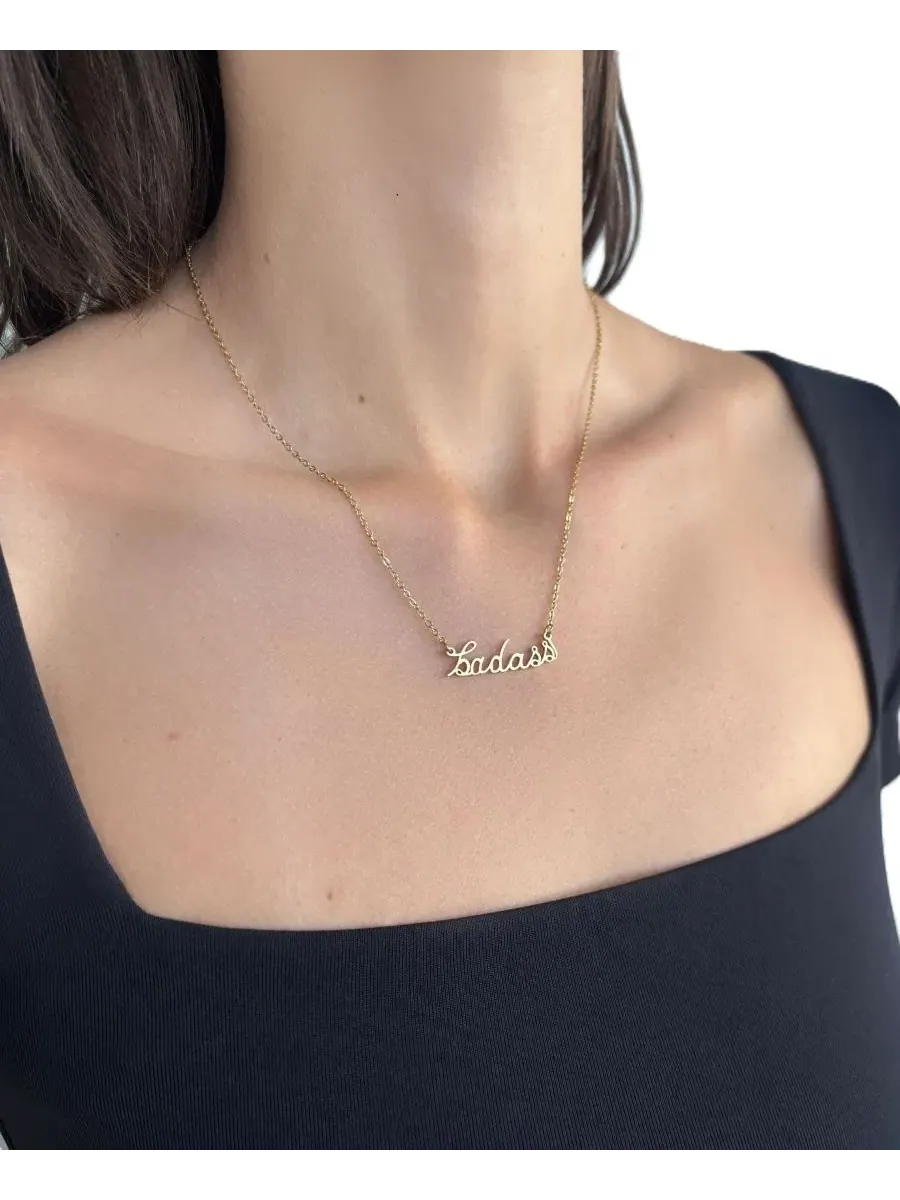 Кулон-подвеска с надписью «Badass» в золоте, 18k ADORNIA — изображение 3 из 3, оттенок золото