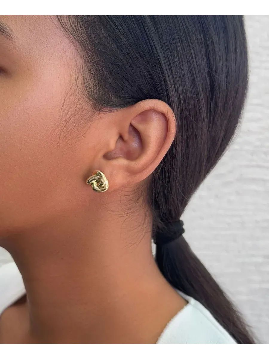 Серьги-пусеты с узлом, 14K золотое покрытие ADORNIA — изображение 5 из 5