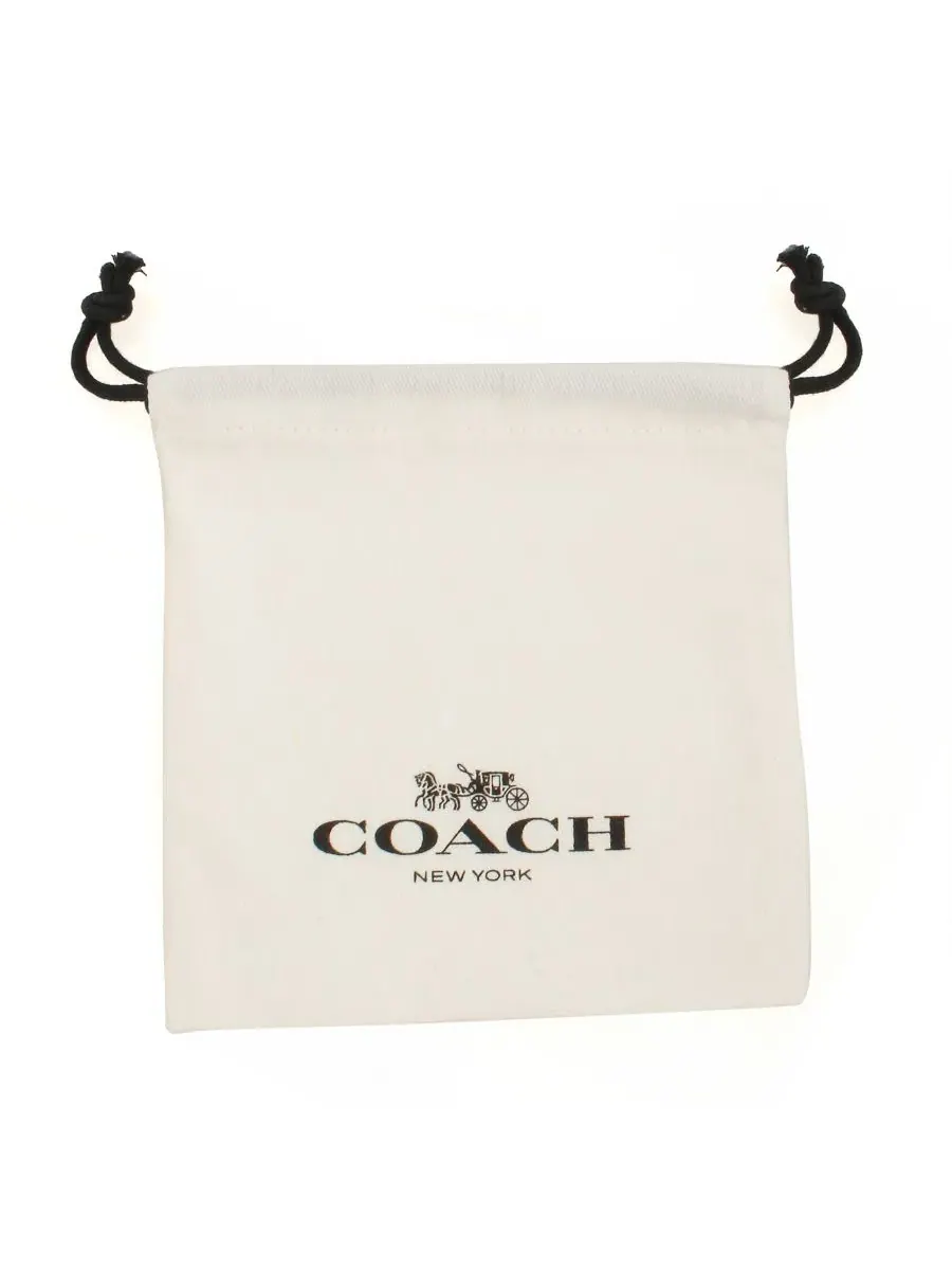 Золотые фирменные серьги-подвески с вишнями в форме буквы С Coach — изображение 4 из 5, оттенок золото