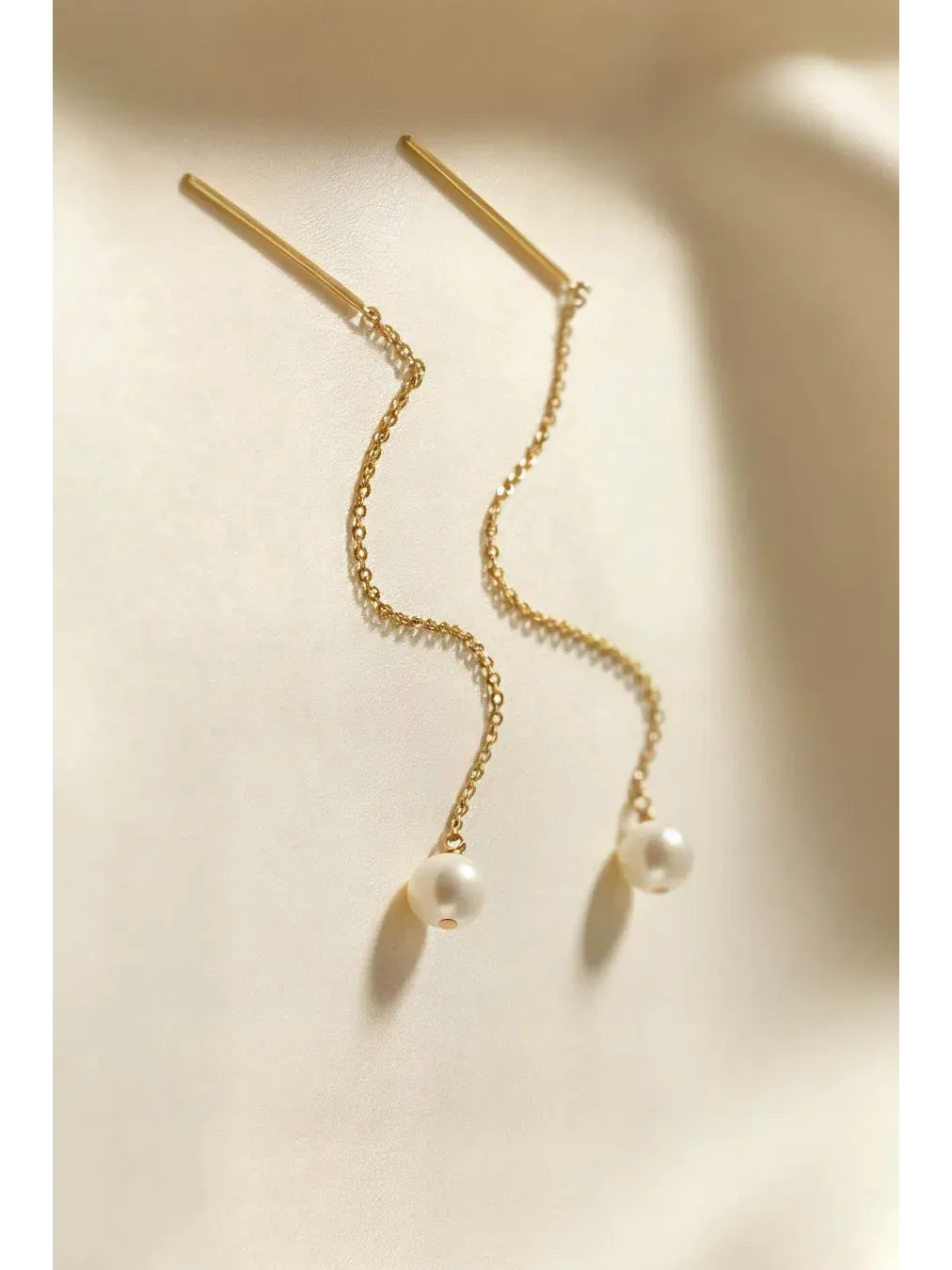 Серьги-пусеты с жемчугом Paloma Pearl Threaders 18k On Sterling Astor & Orion — изображение 2 из 3, оттенок золото