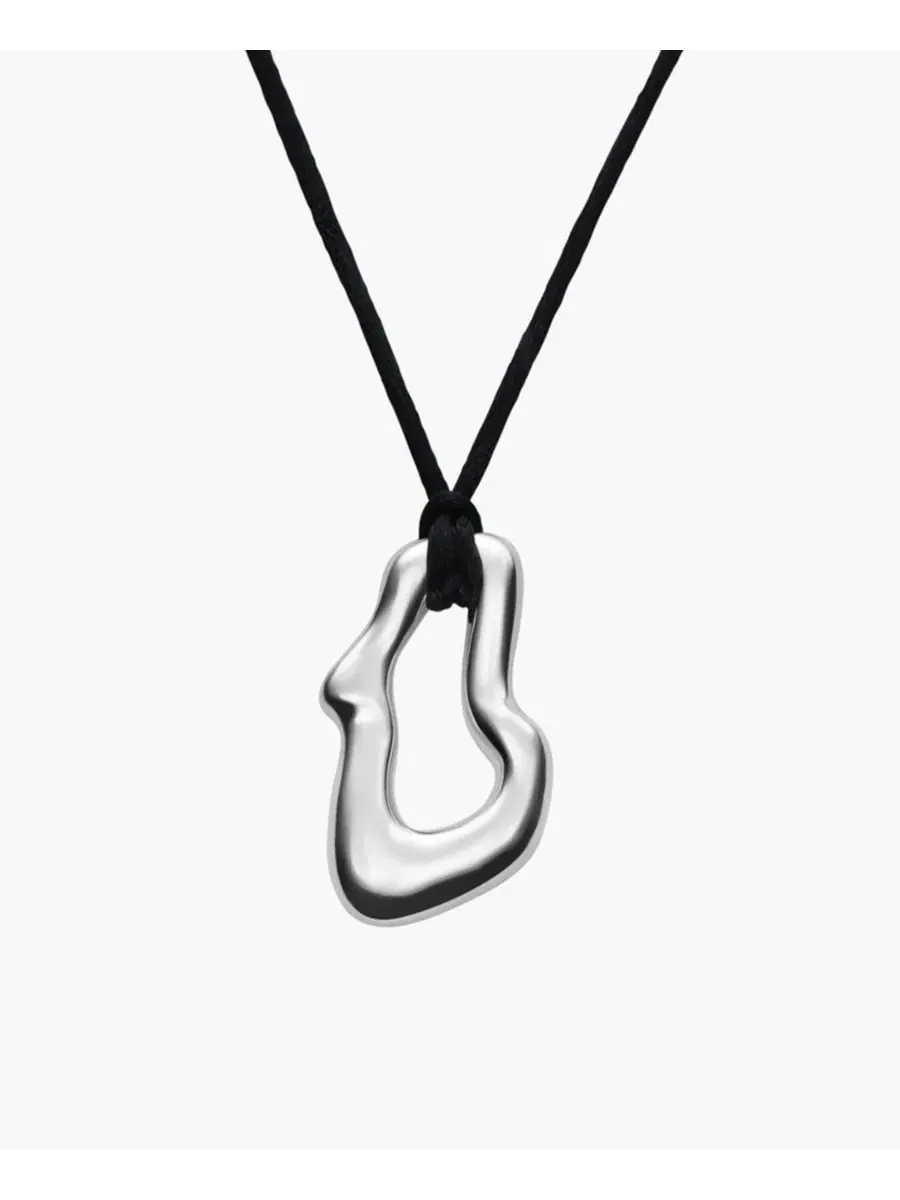 Куполообразный волнистый кулон с черным шнуром Oak & Luna — серебристый