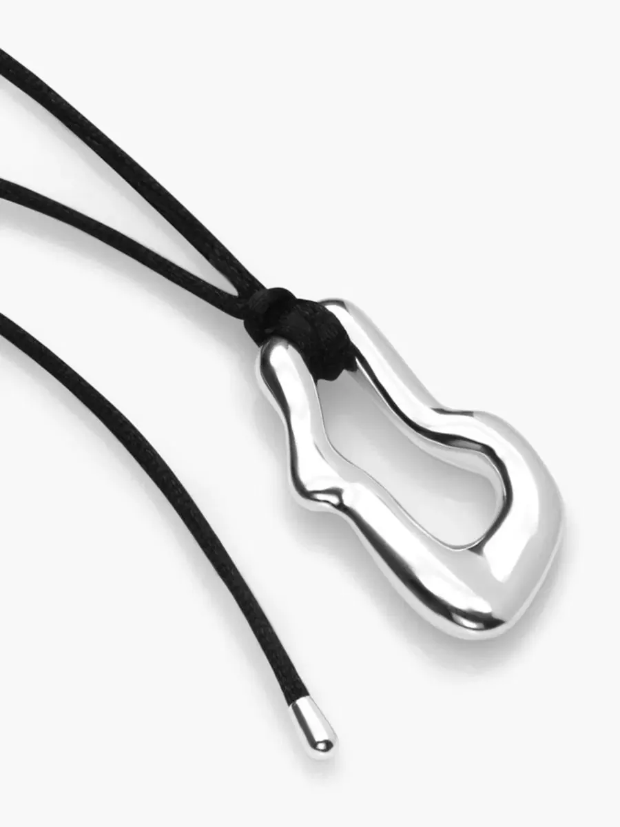 Куполообразный волнистый кулон с черным шнуром Oak & Luna — изображение 2 из 5, оттенок серебристый