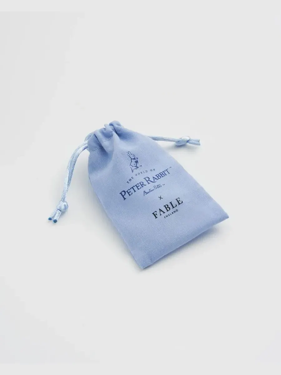 Серьги-пусеты с подвеской Peter Rabbit Huggie Fable England — изображение 4 из 6, оттенок золото