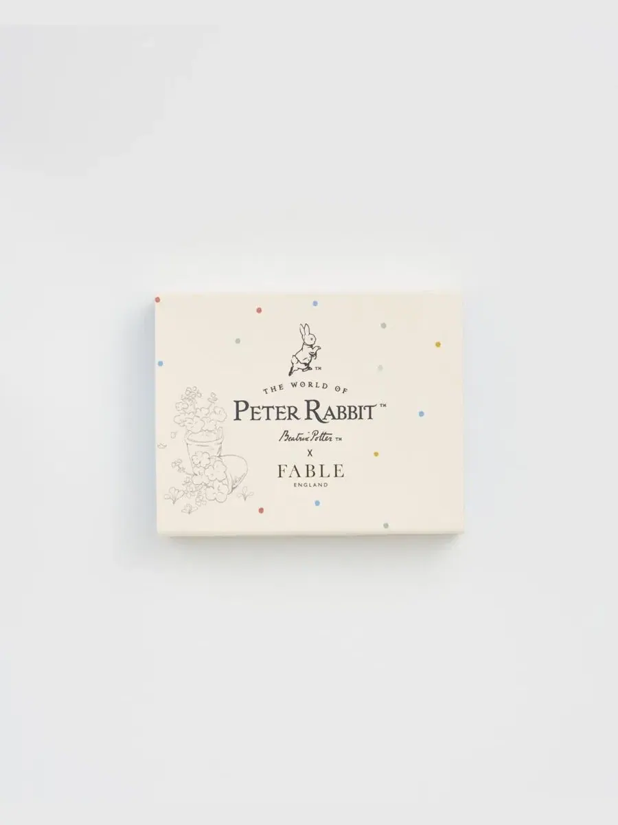 Серьги-пусеты с подвеской Peter Rabbit Huggie Fable England — изображение 5 из 6, оттенок золото