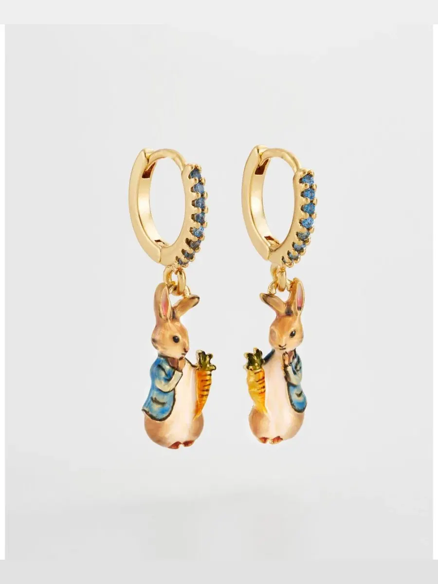 Серьги-пусеты с подвеской Peter Rabbit Carrot Charm Fable England — изображение 4 из 5, оттенок золото