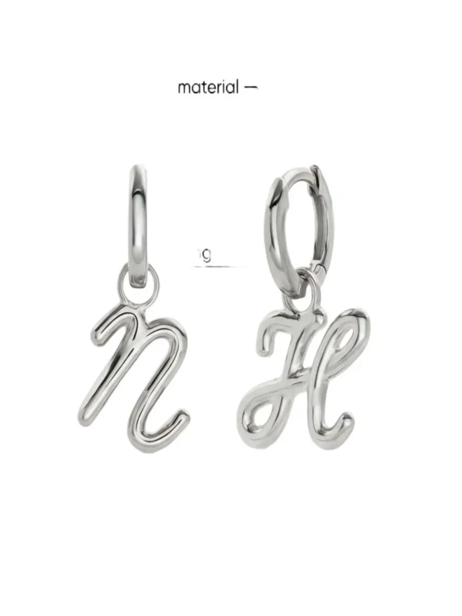 Серьги-пусеты с подвеской-буквой, Mini Signature Initial, из стерлингового серебра Oak & Luna — изображение 2 из 6