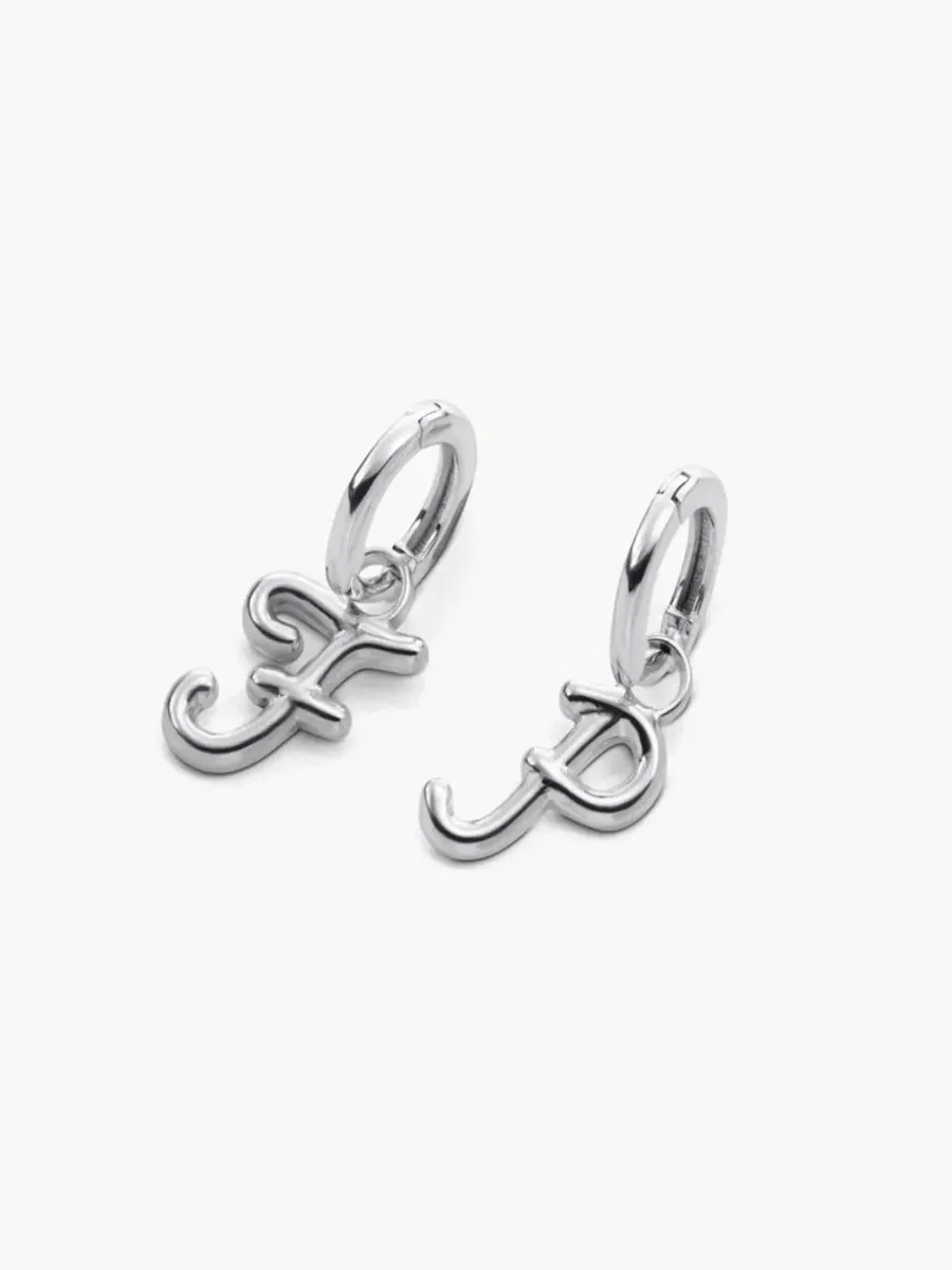 Серьги-пусеты с подвеской-буквой, Mini Signature Initial, из стерлингового серебра Oak & Luna — изображение 4 из 6