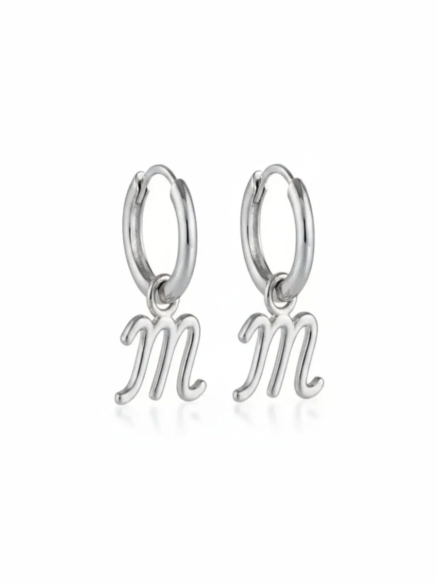 Серьги-пусеты с подвеской-буквой, Mini Signature Initial Huggies Oak & Luna, Letter M — изображение 1 из 6