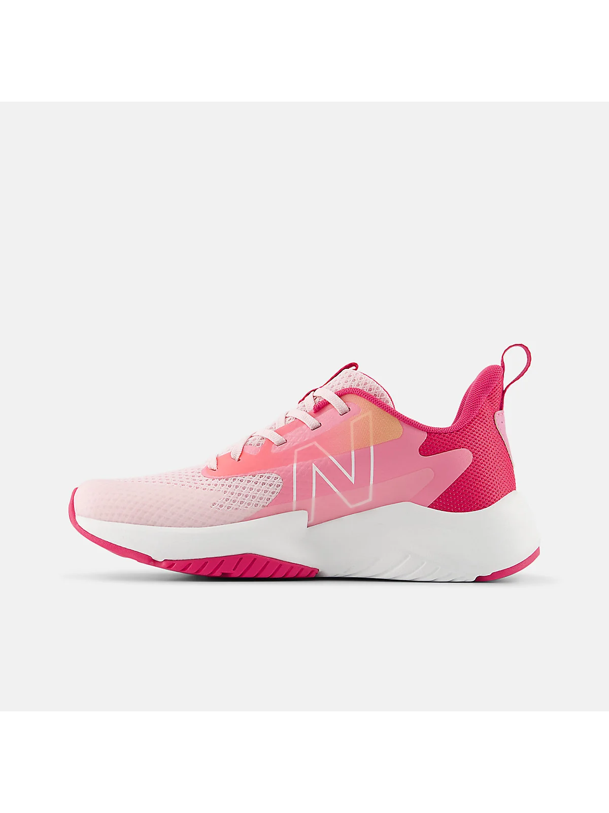 Детали конструкции кроссовок New Balance Rave Run v2: полосатая сетка и чёрная вставка