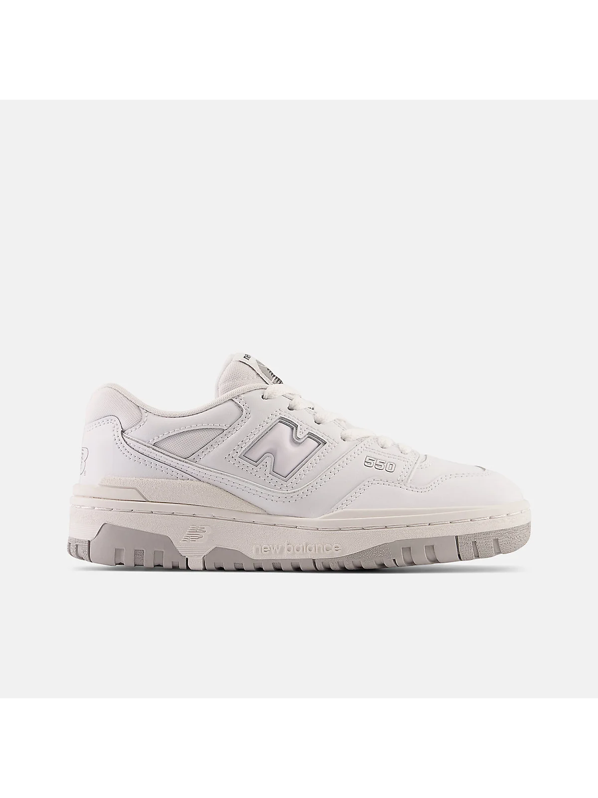 Кроссовки New Balance 550 белые с чёрными вставками, вид сбоку