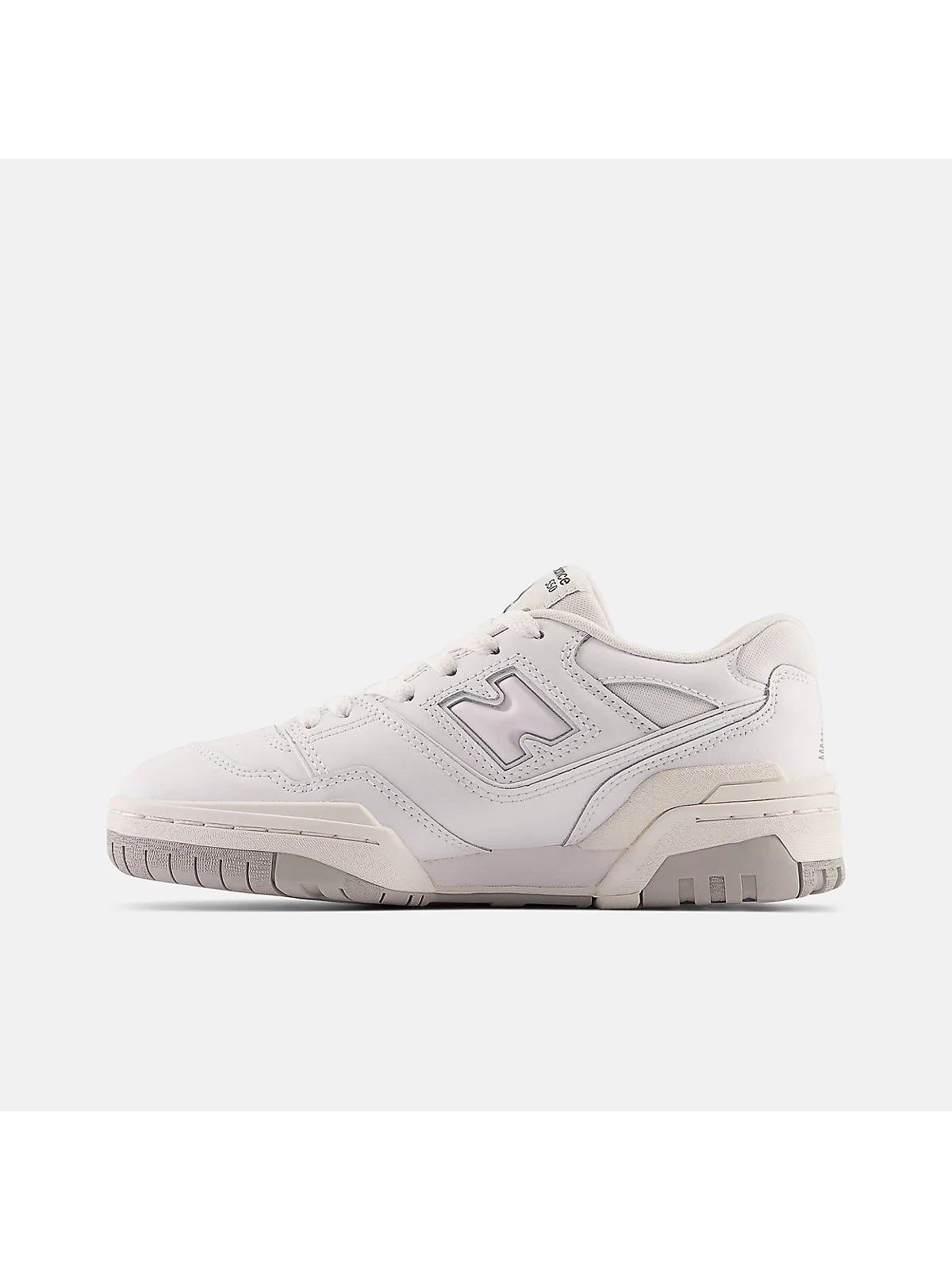 Вид сзади белых кроссовок New Balance 550 с серой пяткой