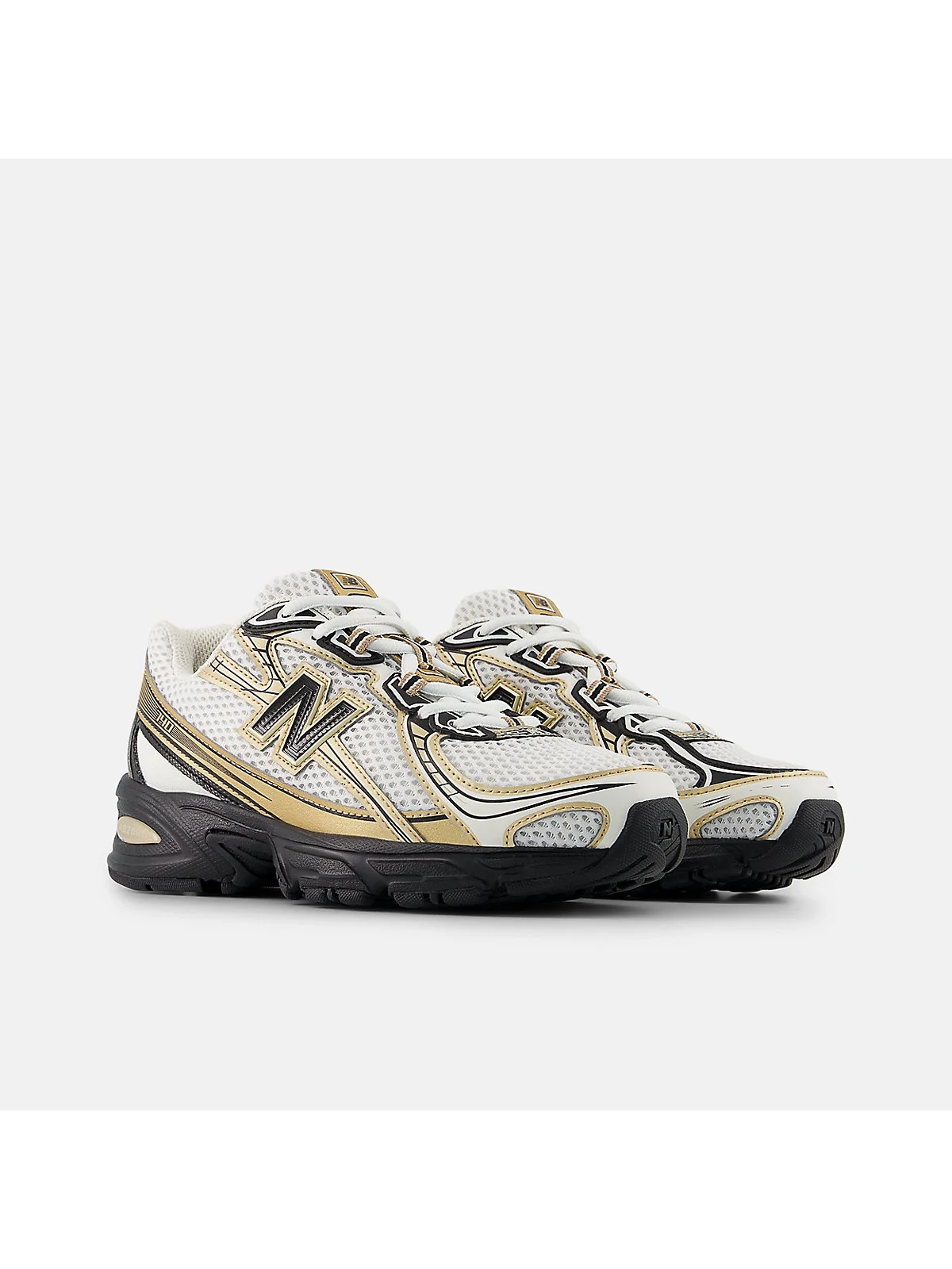 Две пары мятных кроссовок New Balance 740 рядом