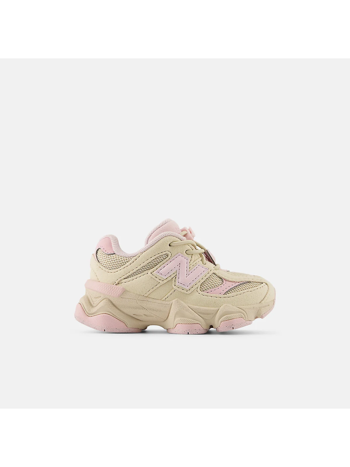 Серые детские кроссовки New Balance 9060 с зелёными акцентами, вид сбоку