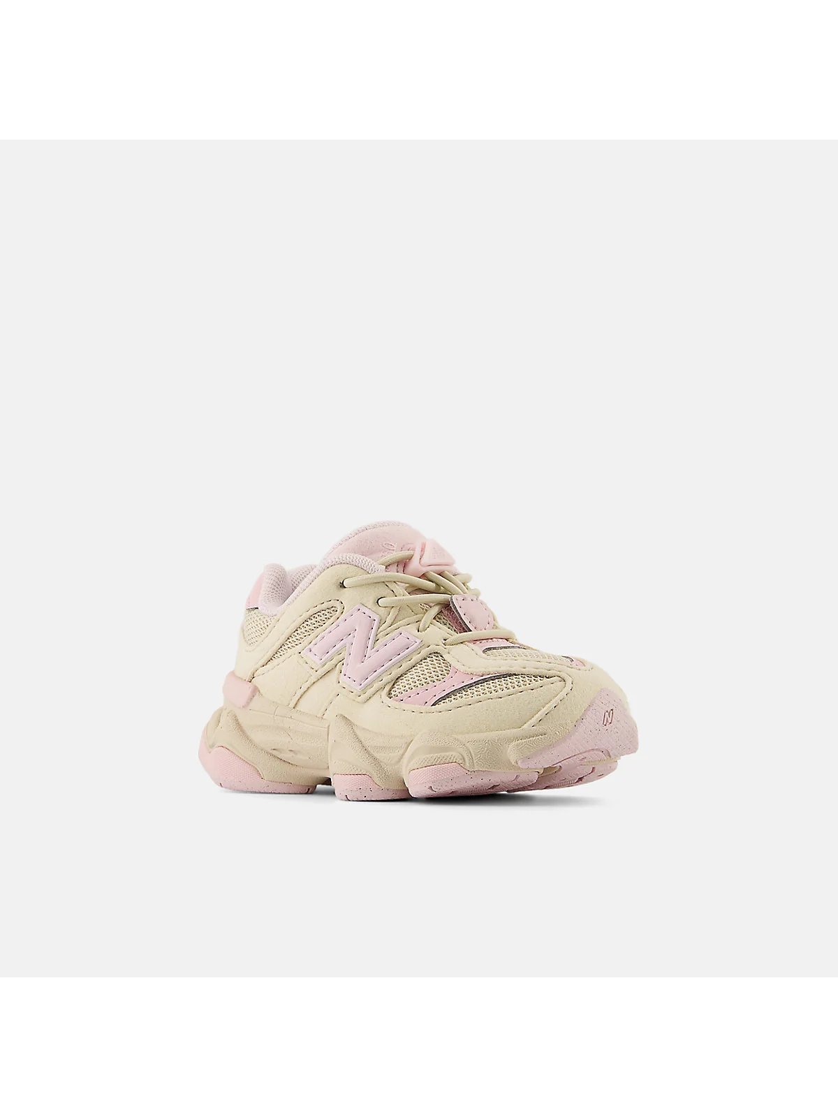 Серые детские кроссовки New Balance 9060 с зелёными вставками, вид спереди