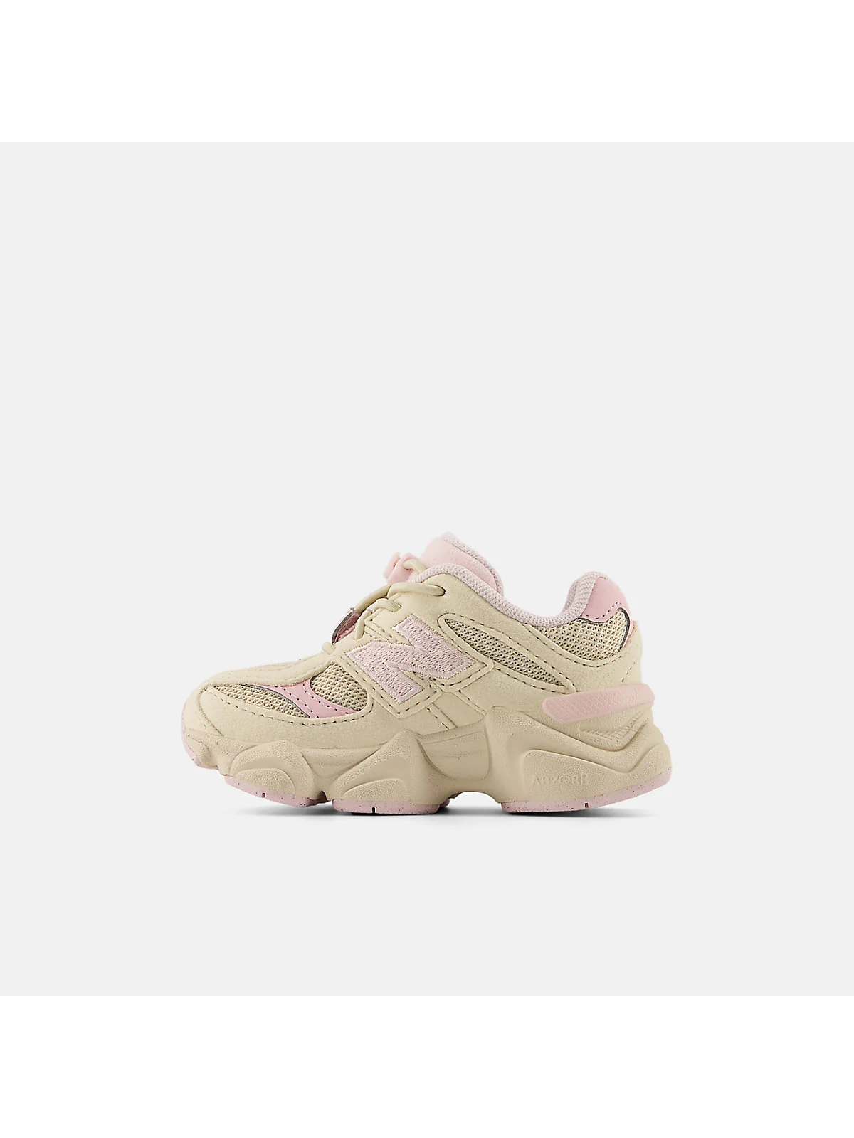 Подошва и боковая часть детских кроссовок New Balance 9060 с зелёными акцентами