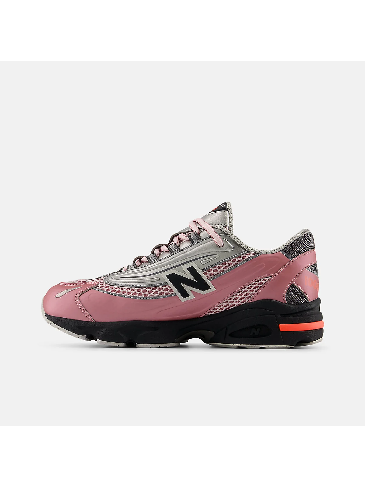 Задний ракурс многоцветных детских кроссовок New Balance 1000
