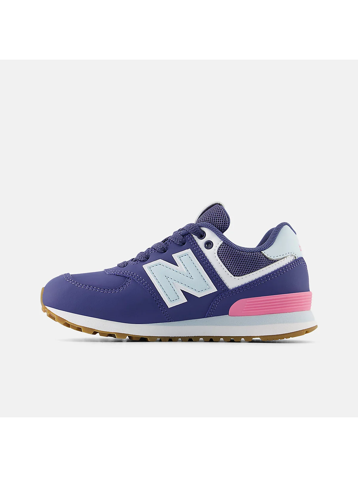 Задняя часть синих детских кроссовок New Balance 574 с коричневой подошвой