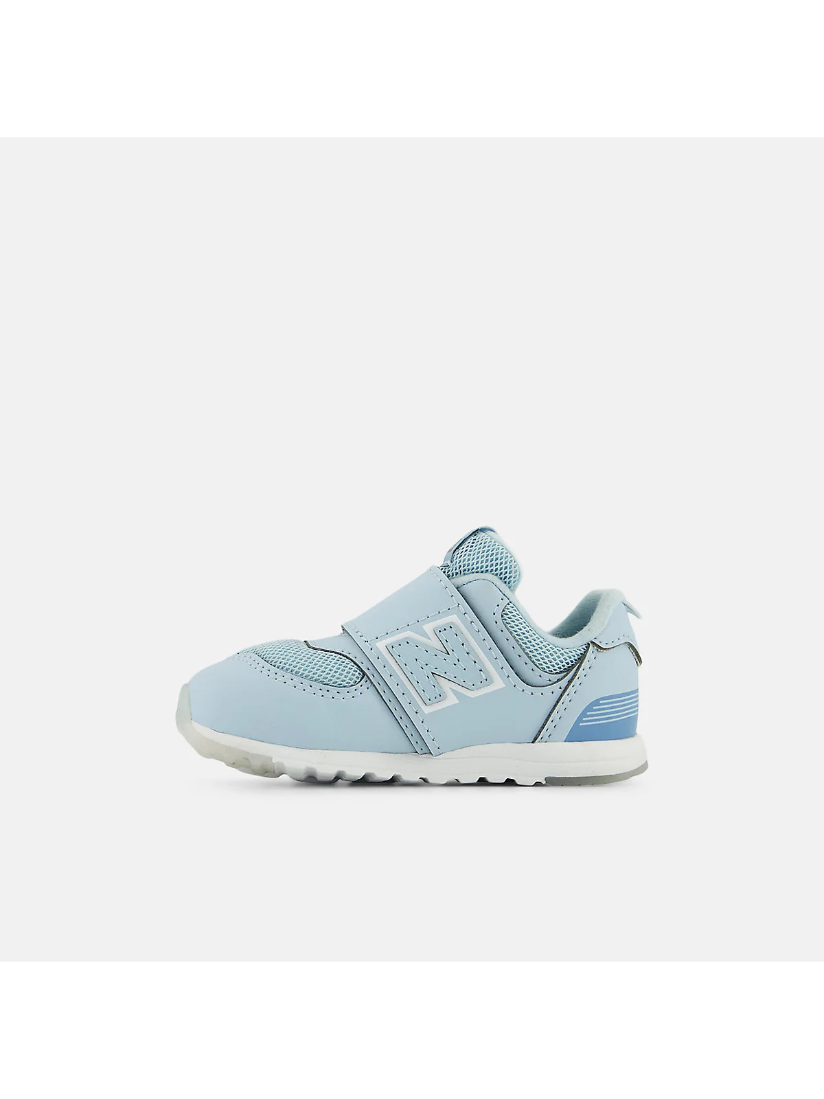 Подошва синих детских кроссовок New Balance 574 с красным акцентом, вид сзади.