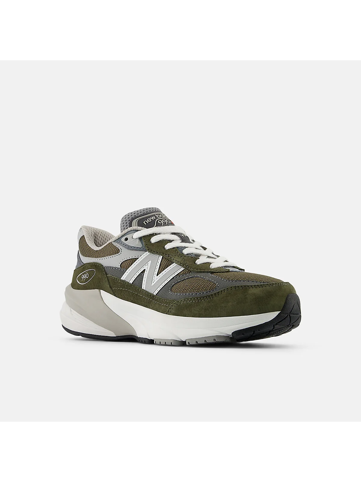 Кроссовки New Balance 990v6 оливковые, вид спереди-сбоку.