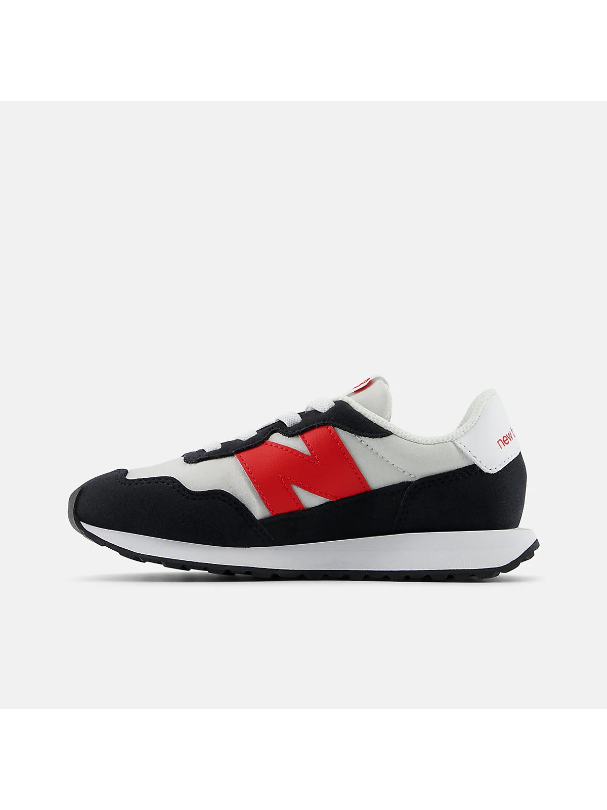 Задняя часть серо-красных детских кроссовок New Balance 237