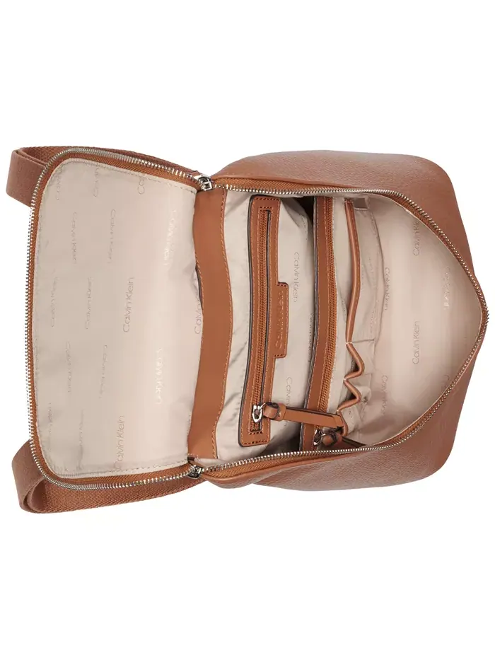 Рюкзак женский Calvin Klein Zulle Zip-Around Hang Off искусственная кожа — изображение 5 из 6, карамель