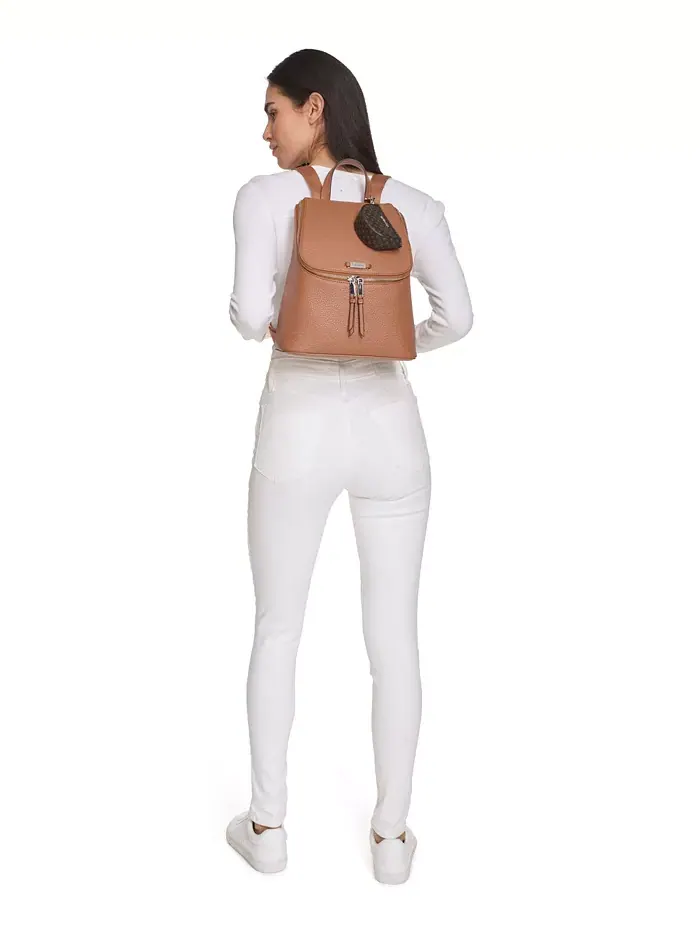 Рюкзак женский Calvin Klein Zulle Zip-Around Hang Off искусственная кожа — изображение 6 из 6, карамель