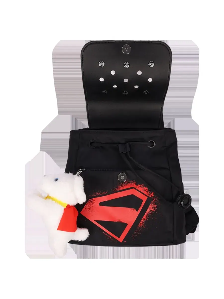 Мини-рюкзак с принтом, с плюшевым брелоком Крипто и Jibbitz, DC Studios Supergirl Crocs — изображение 3 из 5, черный