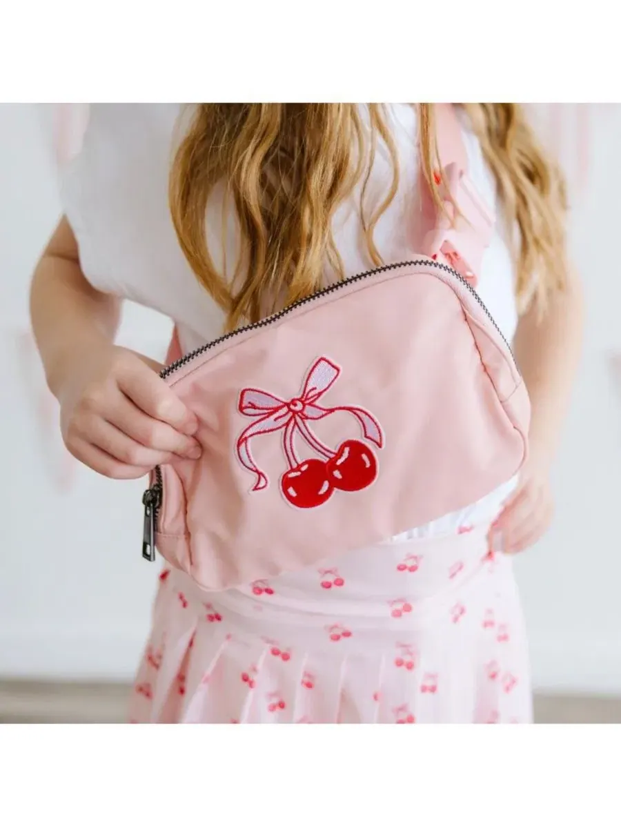 Поясная сумка с вишневым патчем Cherry Coquette Patch Belt Bag Sweet Wink — изображение 3 из 8, розовый