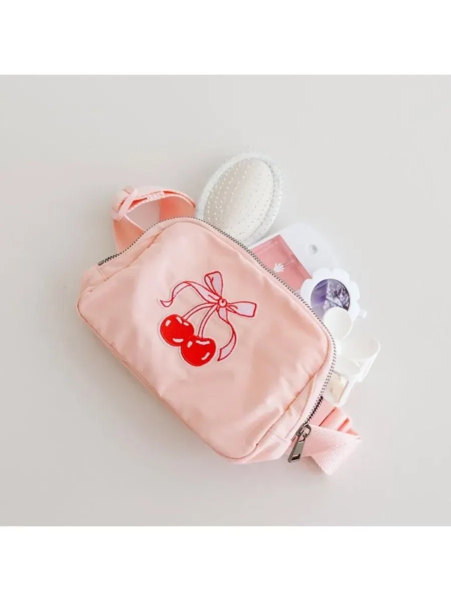 Поясная сумка с вишневым патчем Cherry Coquette Patch Belt Bag Sweet Wink — изображение 4 из 8, розовый