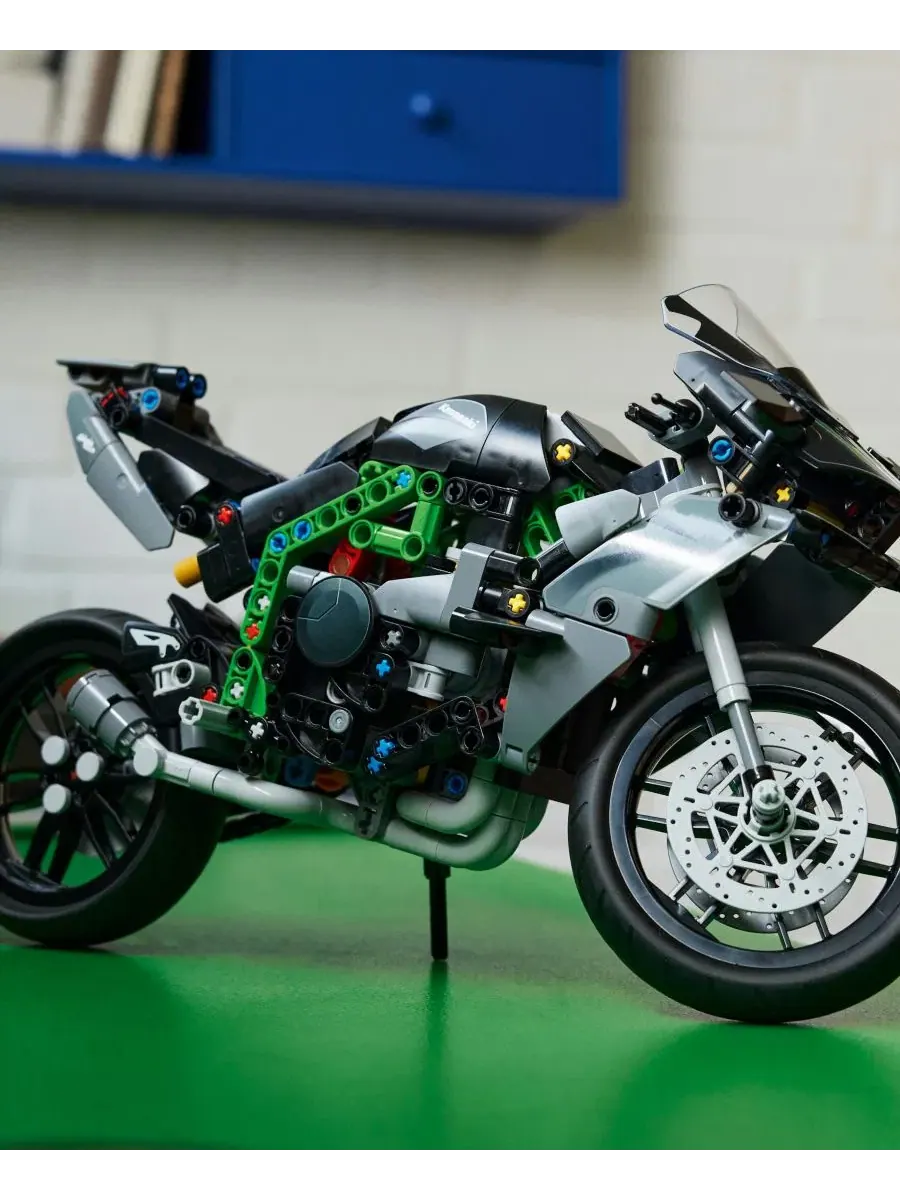 Конструктор LEGO Technic мотоцикл Kawasaki Ninja H2R, 643 детали — изображение 4 из 11, мульти