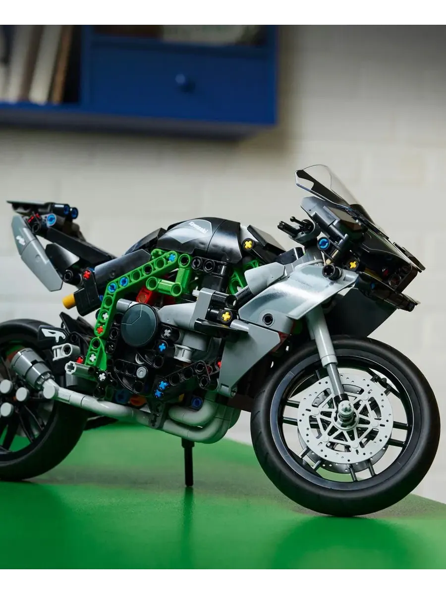 Конструктор LEGO Technic мотоцикл Kawasaki Ninja H2R, 643 детали — изображение 8 из 11, мульти
