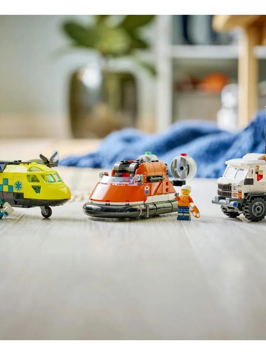 Конструктор LEGO City с самолетом, сервисным грузовиком и судном на воздушной подушке, 990 деталей — изображение 10 из 12