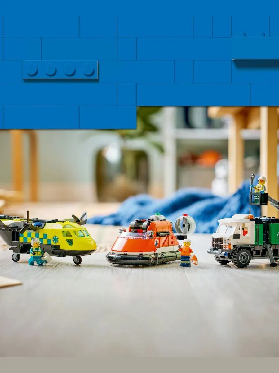Конструктор LEGO City с самолетом, сервисным грузовиком и судном на воздушной подушке, 990 деталей — изображение 6 из 12