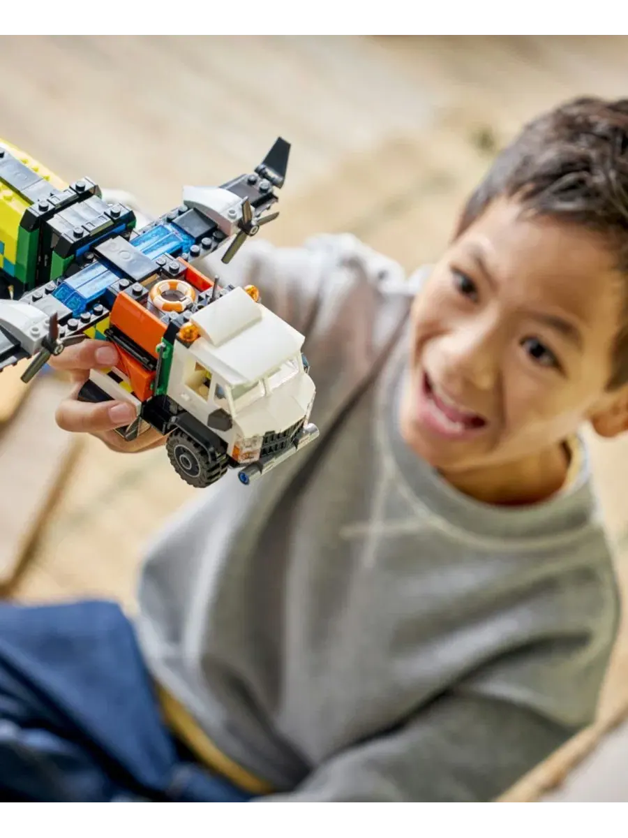Конструктор LEGO City с самолетом, сервисным грузовиком и судном на воздушной подушке, 990 деталей — изображение 7 из 12