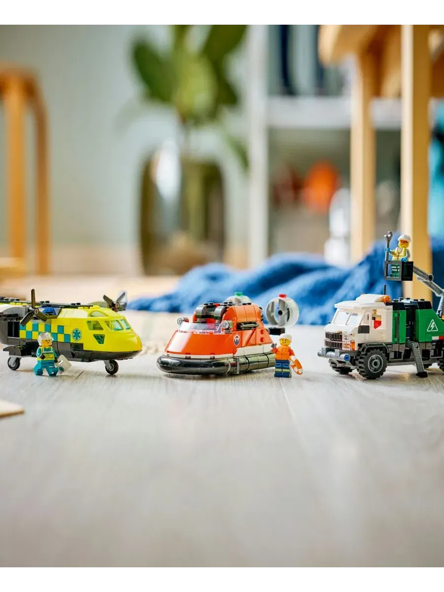 Конструктор LEGO City с самолетом, сервисным грузовиком и судном на воздушной подушке, 990 деталей — изображение 8 из 12