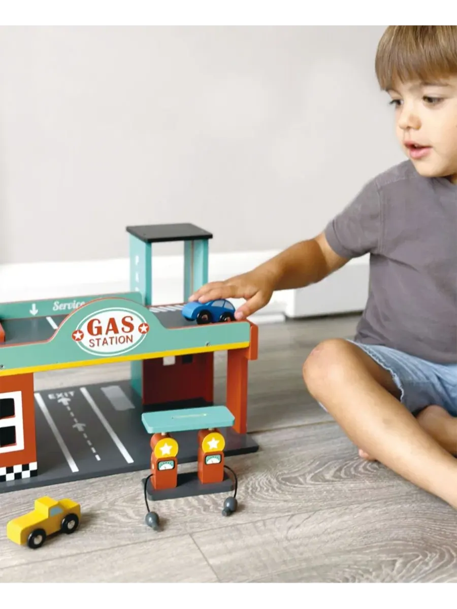 Деревянная парковка с заправкой и сервисом, с 3 машинками, Gas Station Mentari Toys — изображение 4 из 5, мульти