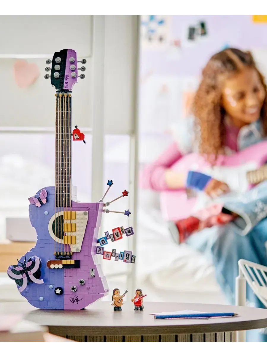 Конструктор LEGO Editions Olivia Rodrigo's Dual Guitar 43031, 1228 деталей LEGO — изображение 4 из 6, нет цвета