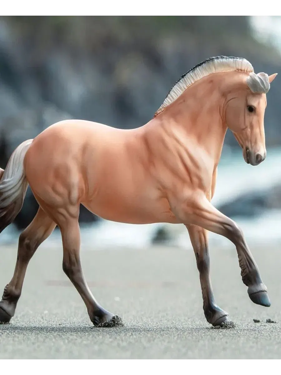 Фигурка лошади Breyer Traditional Series Sweetwater Zorah Bell "Zoobie" — изображение 3 из 5, мульти