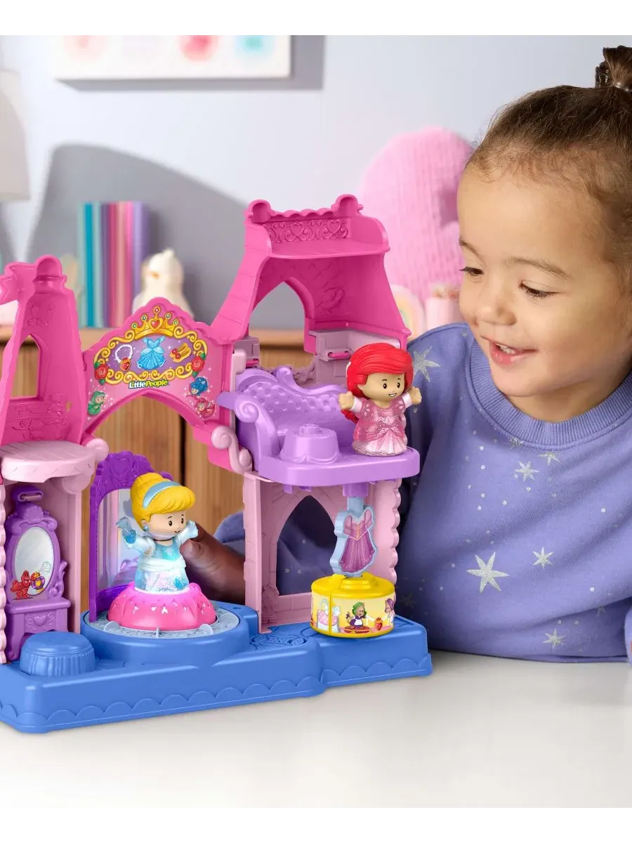 Игровой набор с подсветкой и музыкой Disney Princess Cinderella and Ariel Shimmer & Glow Dress Shop — изображение 2 из 6