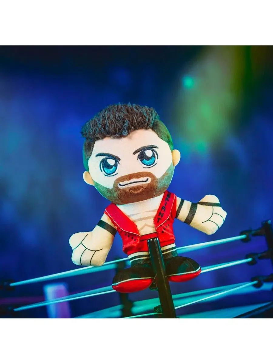 Мягкая плюшевая игрушка Курича в сидячем положении, WWE LA Knight, 20 см (20 см) - в стиле чиби — изображение 4 из 7