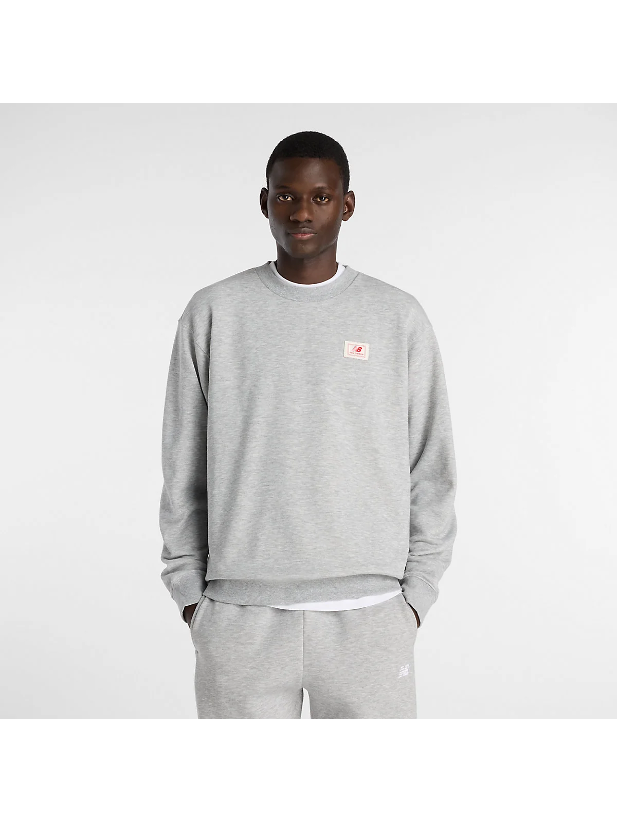 Тёмно-синий свитшот New Balance с круглым вырезом, вид спереди