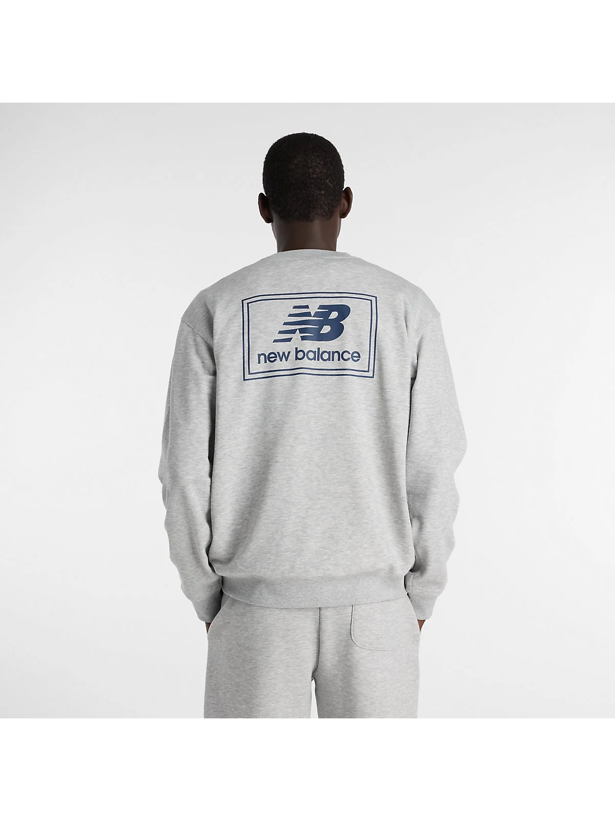 Мужчина в тёмно-синем свитшоте New Balance, вид спереди