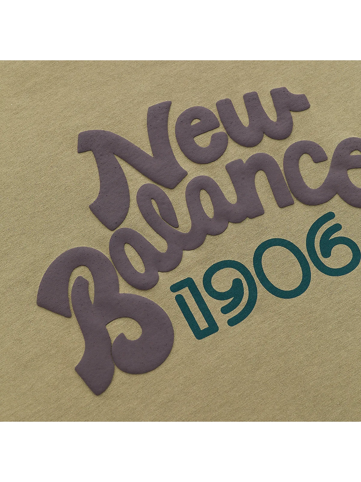 Деталь камуфляжного объёмного принта на футболке New Balance
