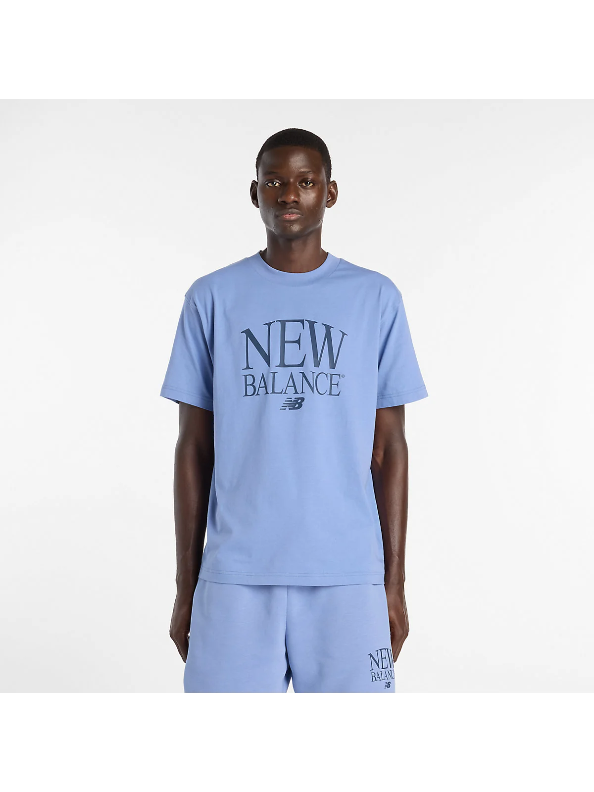 Чёрная футболка New Balance с белым фирменным принтом, вид спереди