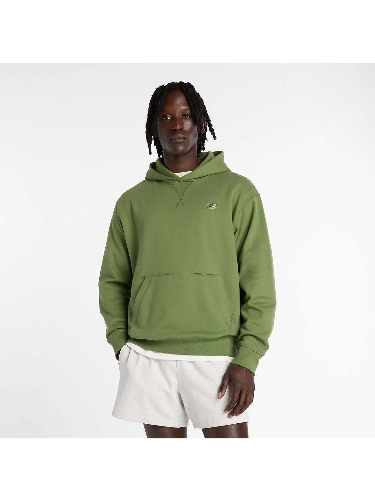 Зелёное худи New Balance из французского терри утилитарного оттенка, вид спереди