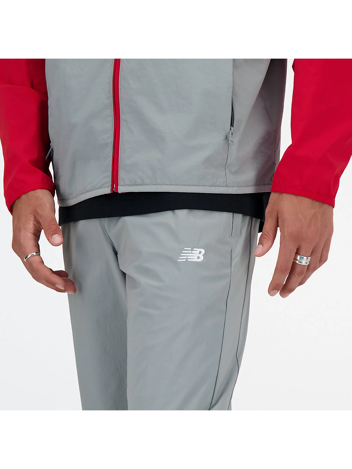 Деталь пояса серых джоггеров New Balance с логотипом, крупный план