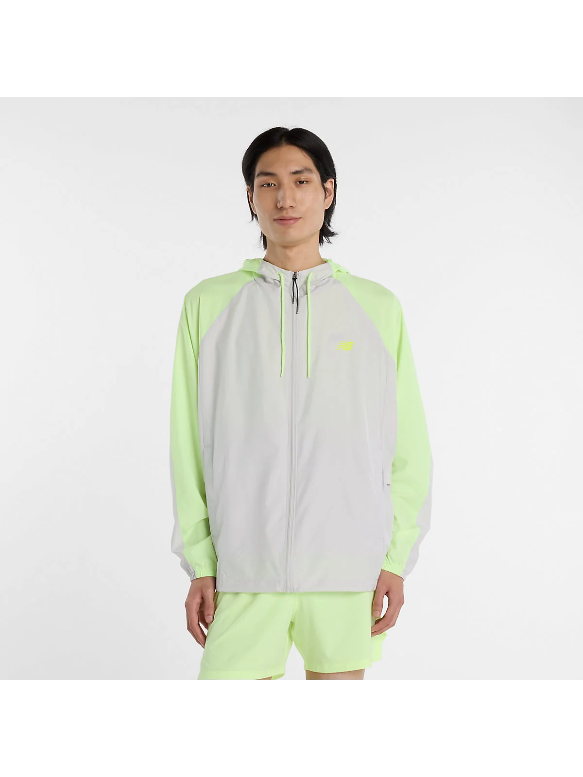 Серая куртка New Balance с цветными вставками, вид спереди