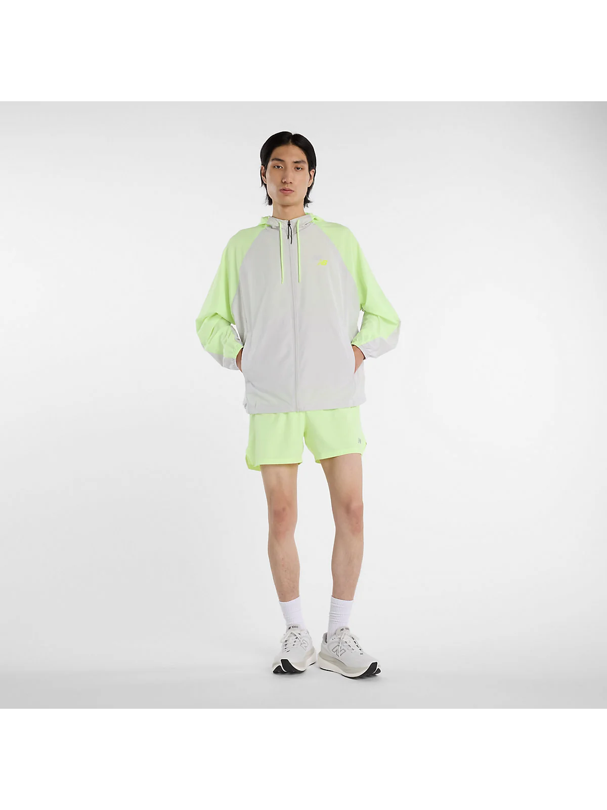 Серая куртка New Balance с контрастными рукавами в полный рост